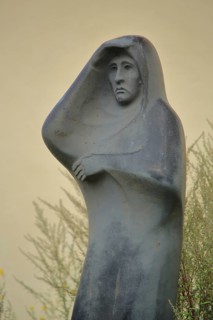 Sculpture Die Ausschauende by Hermann Kuhmichel 1959, woman, bronze, look, look, look, arm, top,
