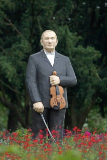 Sculpture and memorial to violinist Adolf bush by Christel Lechner 2017, everyday people, standing,