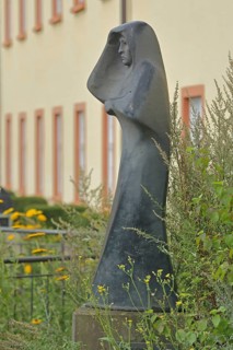Sculpture Die Ausschauende by Hermann Kuhmichel 1959, woman, bronze, look, look, look, arm, top,