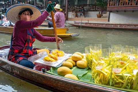 Fruit vendor at Damnoen Saduak Floating Market near Bangkok, Thailand, Asia