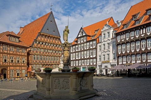 Historic market square with Rolandbrunnen fountain, BÃ¤ckeramtshaus and Knochenhaueramtshaus,