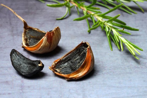 Black fermented garlic, garlic cloves