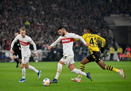 Duel Deniz Undav VfB Stuttgart (26) against Jamie Bynoe-Gittens Borussia Dortmund BVB (43) Chris