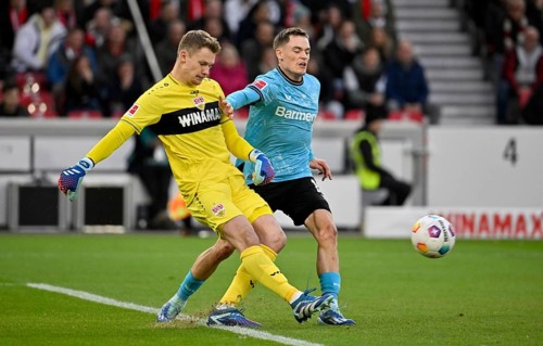 Goalkeeper Alexander Nuebel VfB Stuttgart (33) against Florian Wirtz Bayer 04 Leverkusen (10)