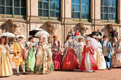 Baroque performers in the Zwinger, the tradition of past festivities and court ceremonies at the