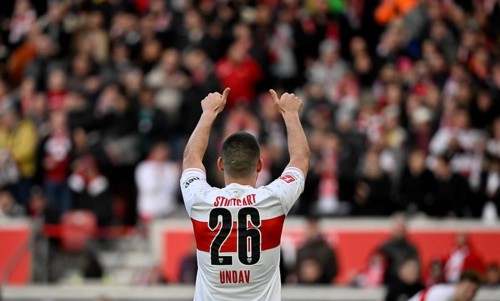 Deniz Undav VfB Stuttgart (26) Goal celebration, thumbs up, towards fans, spectators, from behind,