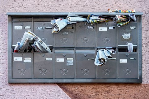 Letterboxes, overfilled, clogged, advertising leaflets, weekly papers, brochures, newspapers,