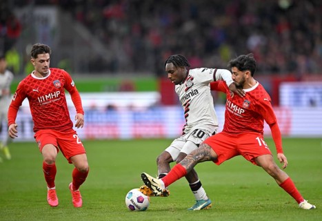 One-on-one, action, Kevin Sessa 1. FC Heidenheim 1846 FCH (16) against Jeremie Frimpong Bayer 04