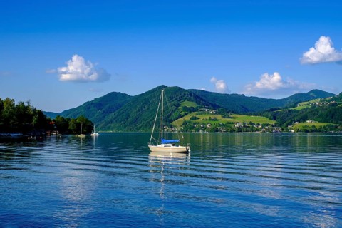 Western shore, near Buchenort, Attersee with Höllengebirge, Salzkammergut, Upper Austria, Austria,