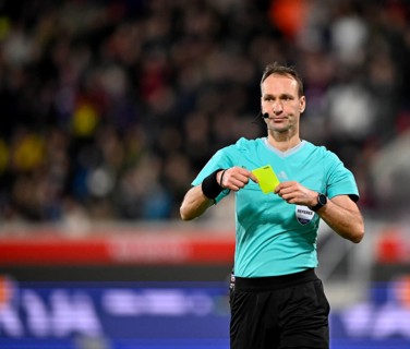 Referee Bastian Dankert, gesture, gesture, shows yellow card, warning, Voith-Arena, Heidenheim,