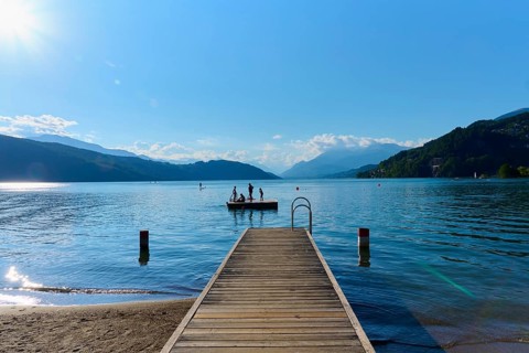 Lake shore, wooden jetty, bathing raft, bathers, sun, evening, summer, Lake Millstatt, Döbriach,