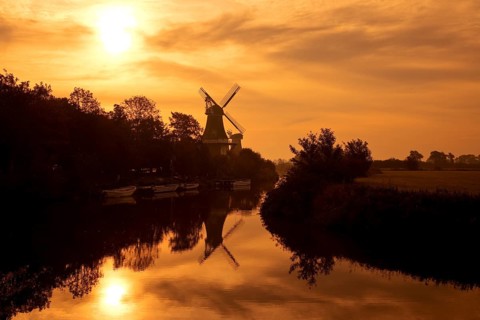 Twin mills at the Old Greetsiel Lowland at sunrise, Greetsiel, Krummhörn, East Frisia, Lower