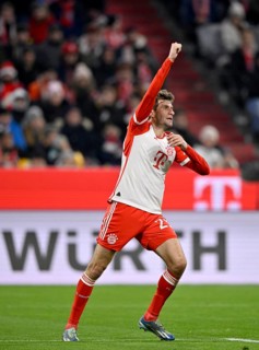 Goal celebration, cheering Thomas Müller FC Bayern München FCB (25) Advertising banner WÜRTH, Logo,