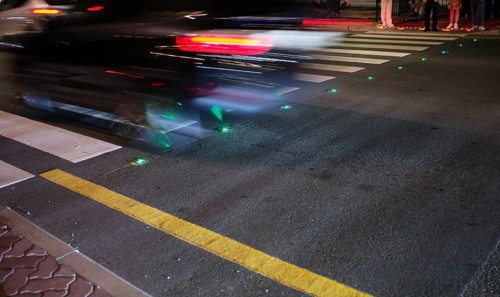 Night shot, pedestrian crossing, zebra crossing, against smartphone junkies, with ground traffic