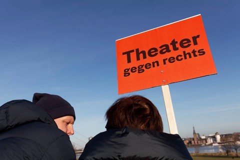 Demonstrators with banner Theatre against the right, large demonstration against right-wing