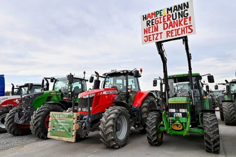 Farmers' protest, protest posters on tractors, tractors, HAMPELMANN REGIERUNG NEIN DANKE JETZT