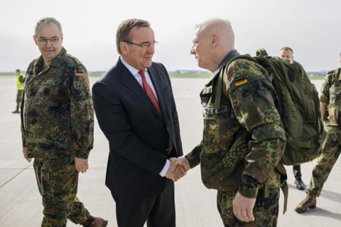 Federal Minister of Defence Boris Pistorius, SPD, bids farewell to the 20 or so soldiers of the