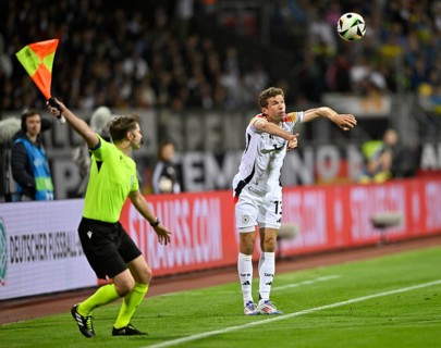 Throw-in action Thomas Müller GER (13) Linesman shows flag, Max-Morlock-Stadion, Nuremberg,