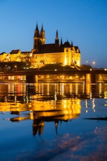 The Elbe in Meissen is slightly high water after the snow has melted, the Burgberg is reflected in