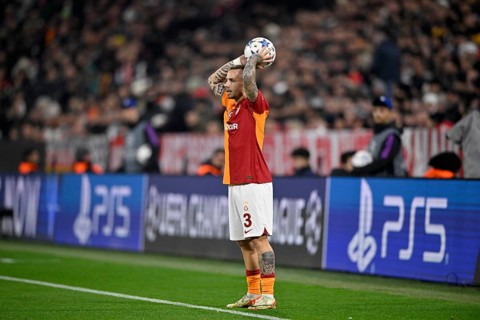Throw-in action Angelino Galatasaray Istanbul (03), Champions League, Allianz Arena, Munich,