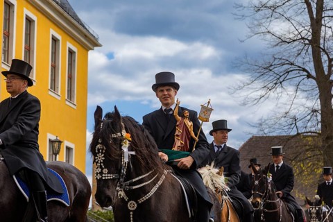 Procession from Panschwitz Kuckau to Höflein, RÃ¤ckelwitz to Crostwitz. Every year at Easter there