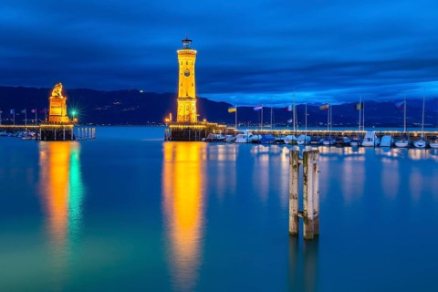 Lindau harbour to the Blue Stundnsee, New Lindau Lighthouse, Lion's Pier, Mangtower, clouds, boats,