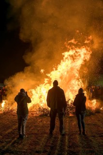 Spectators at a dunning fire at a rally of farmers and peasants against the German government's