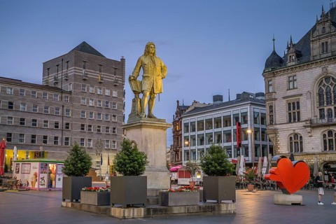 Handel Monument, Market Square, Halle an der Saale, Saxony-Anhalt, Germany, Europe