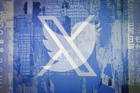 Symbolfoto, Illustration: Das neue X Logo von Twitter auf der Startseite des Anbieters und das alte