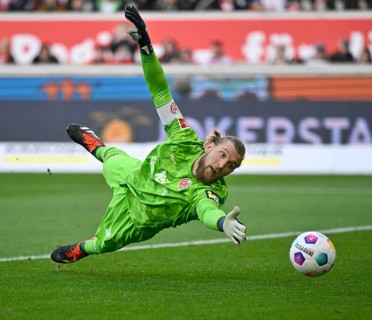 Goalkeeper Robin Zentner 1. FSV Mainz 05 (27) Parade, action, MHPArena, MHP Arena Stuttgart,