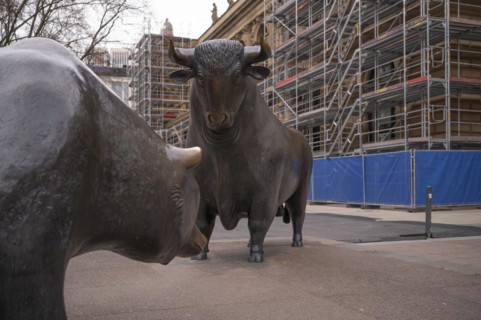 Bull and bear, sculptures by Reinhard Dachlauer, Börsennplatz, stock exchange, construction site,