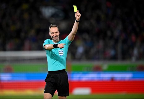 Referee Bastian Dankert, gesture, gesture, shows yellow card, warning, Voith-Arena, Heidenheim,