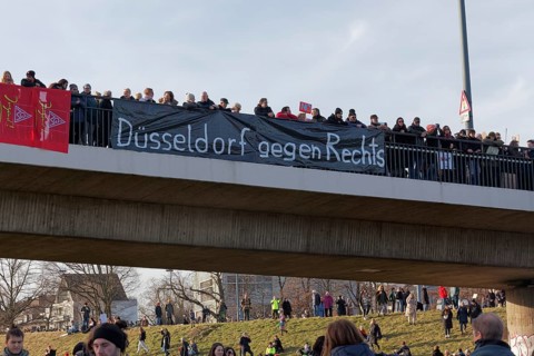 Banner Düsseldorf against the right at the Rheinkniebrücke, major demonstration against right-wing