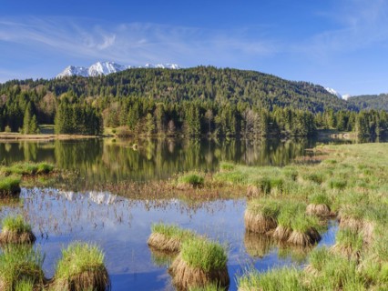 Geroldsee or Wagenbrüchsee, in the background the Karwendel mountains, Krün near Mittenwald,