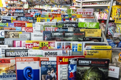 Kiosk with magazines on the economy and political media, including the magazine Compact, far-right