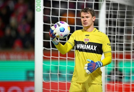 Goalkeeper Alexander Nübel VfB Stuttgart (33) with ball, Voith-Arena, Heidenheim,