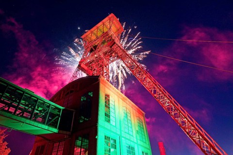 Winding tower of the former Rheinpreussen 4 colliery with fireworks at the Extraschicht, Moers,