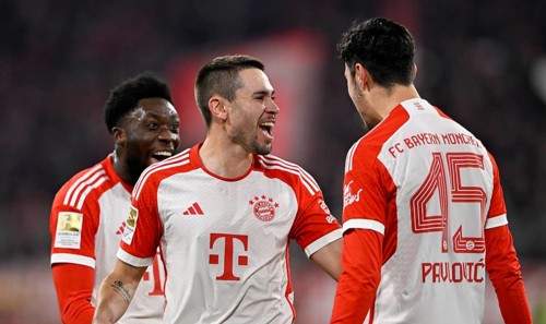 Goal celebration, cheering, Raphael Guerreiro FC Bayern Munich FCB (22) Alphonso Davies Bayern FC