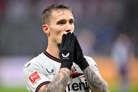 Goal celebration Alejandro Grimaldo Bayer 04 Leverkusen (20) Gesture, gesture, kiss, Flying Kiss,