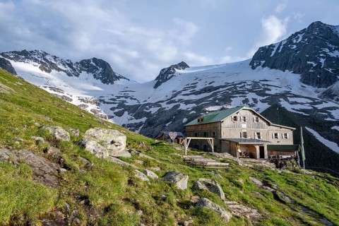 Mountain landscape with mountain hut Greizer Hütte in the evening light, mountain basin with snow