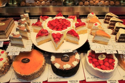 Cakes window display baker confectionery shop, La Mallorquina, Calle Mayor, Madrid, Spain, Europe