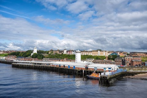 North bank of the River Tyne with the fish market and the Old Low lighthouse, on the left the Fish