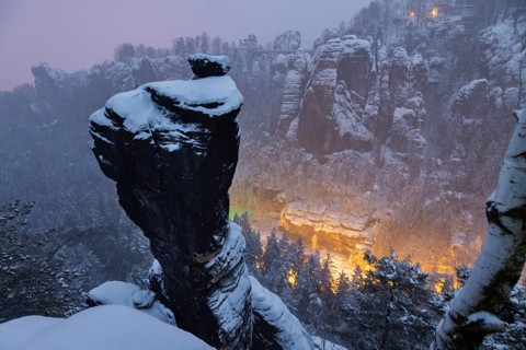 Winter in the Basteige area. The Wehlnadel rises steeply above the Wehlgrund, from which the