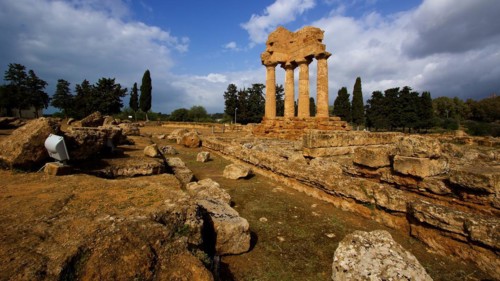Corner of a temple, columns, chapter, entablature, temple of the Dioscuri, valley of the temples,