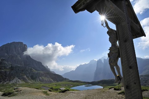 Crucifix near the mountain refuge Dreizinnenhütte, Rifugio Antonio Locatelli at the Drei Zinnen,