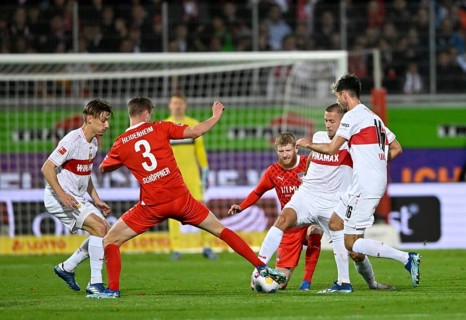 Waldemar Anton VfB Stuttgart (02) v Jan Schöppner 1. FC Heidenheim 1846 FCH (03) Hiroki Ito VfB
