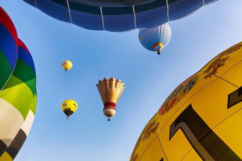 Four hot air balloons rise into the air, shuttlecock, advertising for BVB, view from below, mass