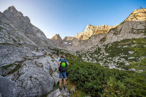 Mountaineer on a mountain path, rocky mountain peaks SchÃ¤rtenspitze, Blaueisspitze and Hochkalter