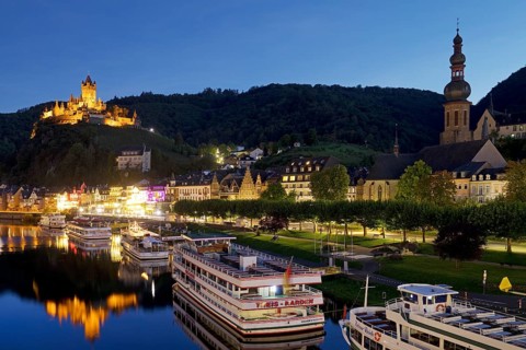 Town view of Cochem on the Moselle with Reichsburg Castle in the evening, Rhineland-Palatinate,