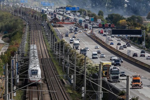 A Deutsche Bahn ICE train passes cars on the A3 motorway, Flörsheim, 28/09/2020